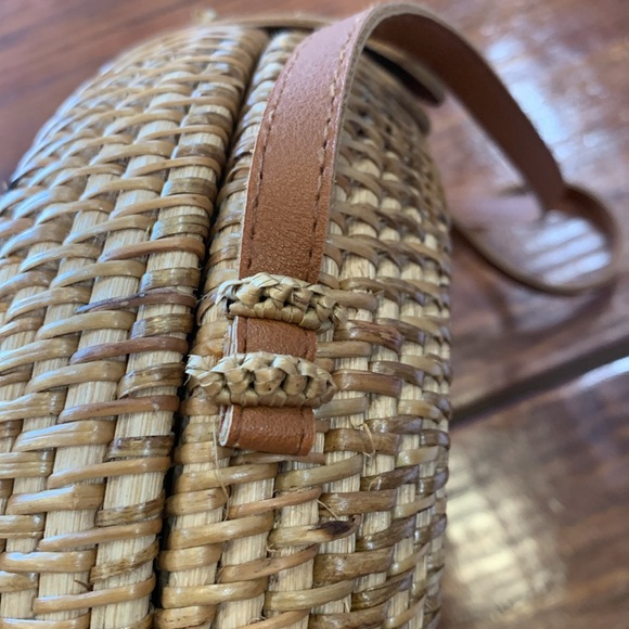 Collection Eighteen Round Rattan Crossbody Bag - Picture 11 of 13
